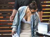 Kim Kardashian z dekoltem w sportowej bluzie